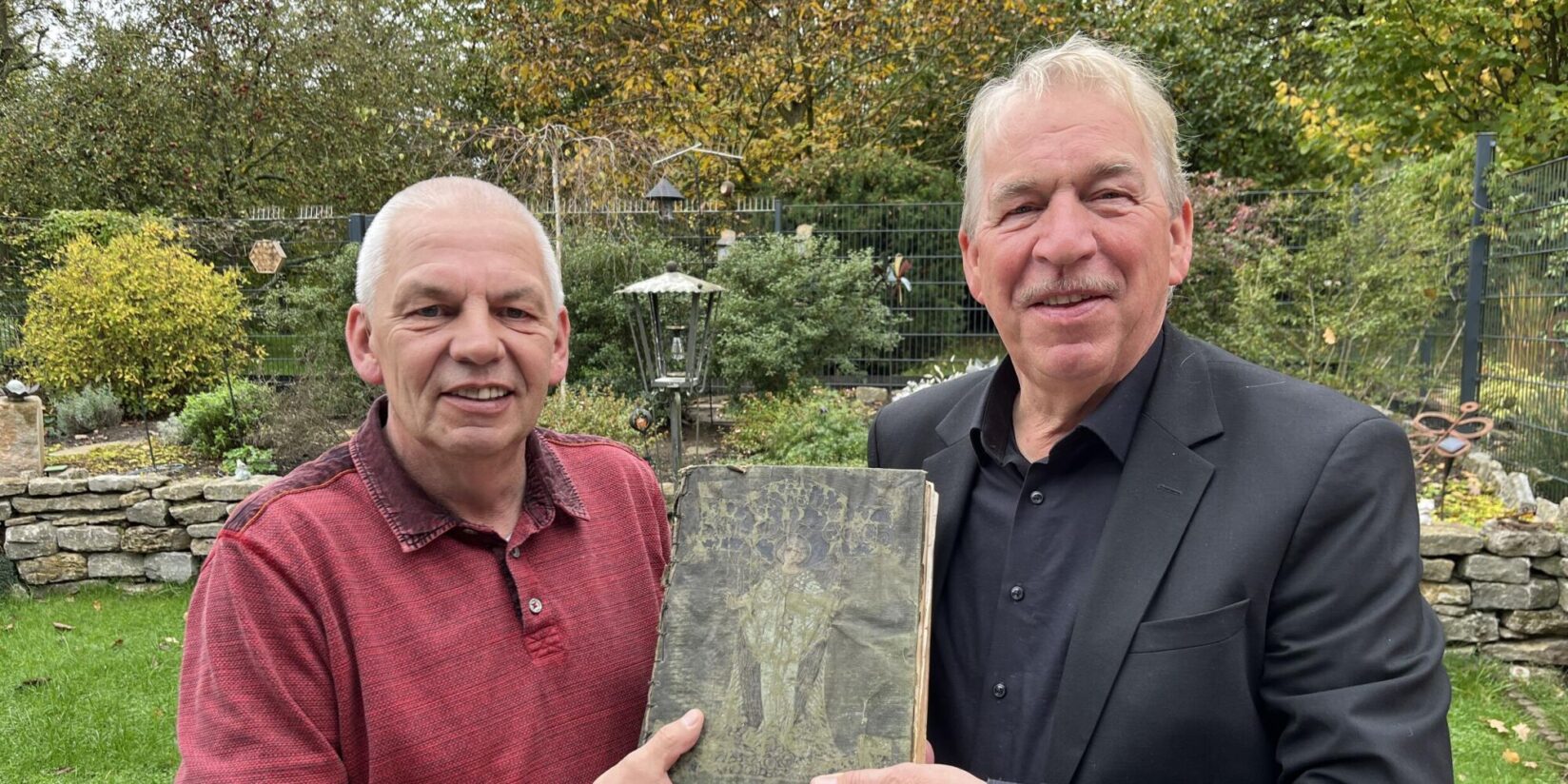 Niederländer übergibt Kirchenbuch an Dattelner Familie Horn