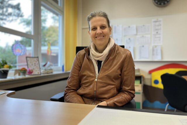 Yvonne Wittenbreder-Molloisch, Schulleiterin der Neuen Grundschule Castrop, sitzt an ihrem Schreibtisch.