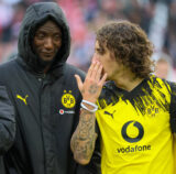 Fabio Silva im Gespräch mit Serhou Guirassy und Yan Couto.