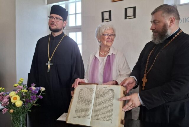 Gisela Habekost übergibt das Buch an das Kloster