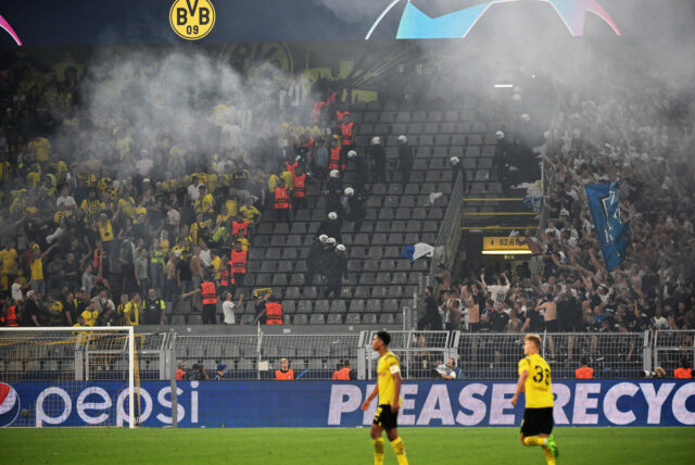 Kopenhagen-Fans zünden Pyro.