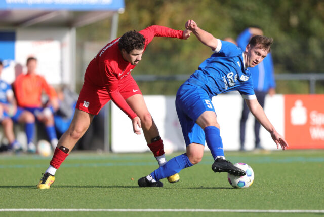 Finn Zumholz schirmt den Ball ab.