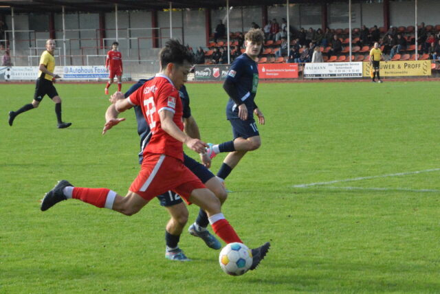 Fußballer Ibuki Noguchi setzt zur Flanke an.