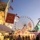 2025 sind auf dem Herbstsend in Münster das beliebte Riesenrad sowie weitere rasante Fahrgeschäfte und zahlreiche Spielbuden mit von  der Partie.