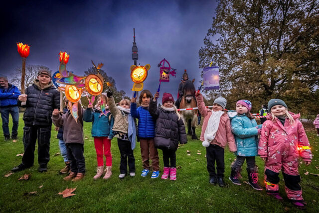 Kinder halten beim Martinsumzug 2024 im Westfalenpark Dortmund Laternen hoch