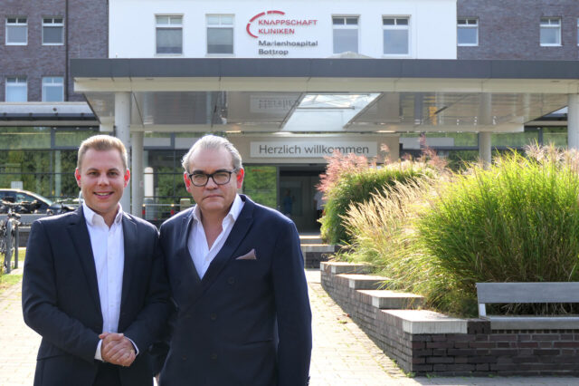 Die Geschäftsführer der Knappschaft Kliniken Bottrop GmbH bei der Enthüllung des neuen Logos an den Knappschaft Kliniken Marienhospital Bottrop: (v.l.) Matthias Wagner und Stefan Grave.