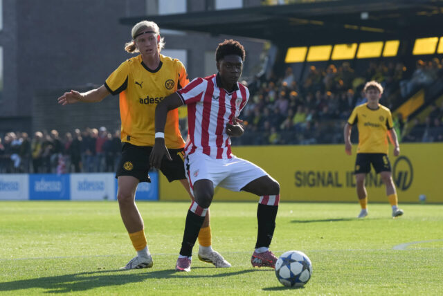 Luke Fahrenhort führt einen Zweikampf um den Ball.