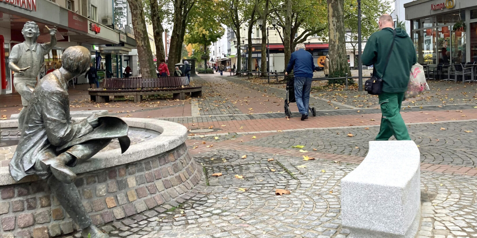 Neue Sitzbank für Glücksbrunnen am Markt in Hombruch
