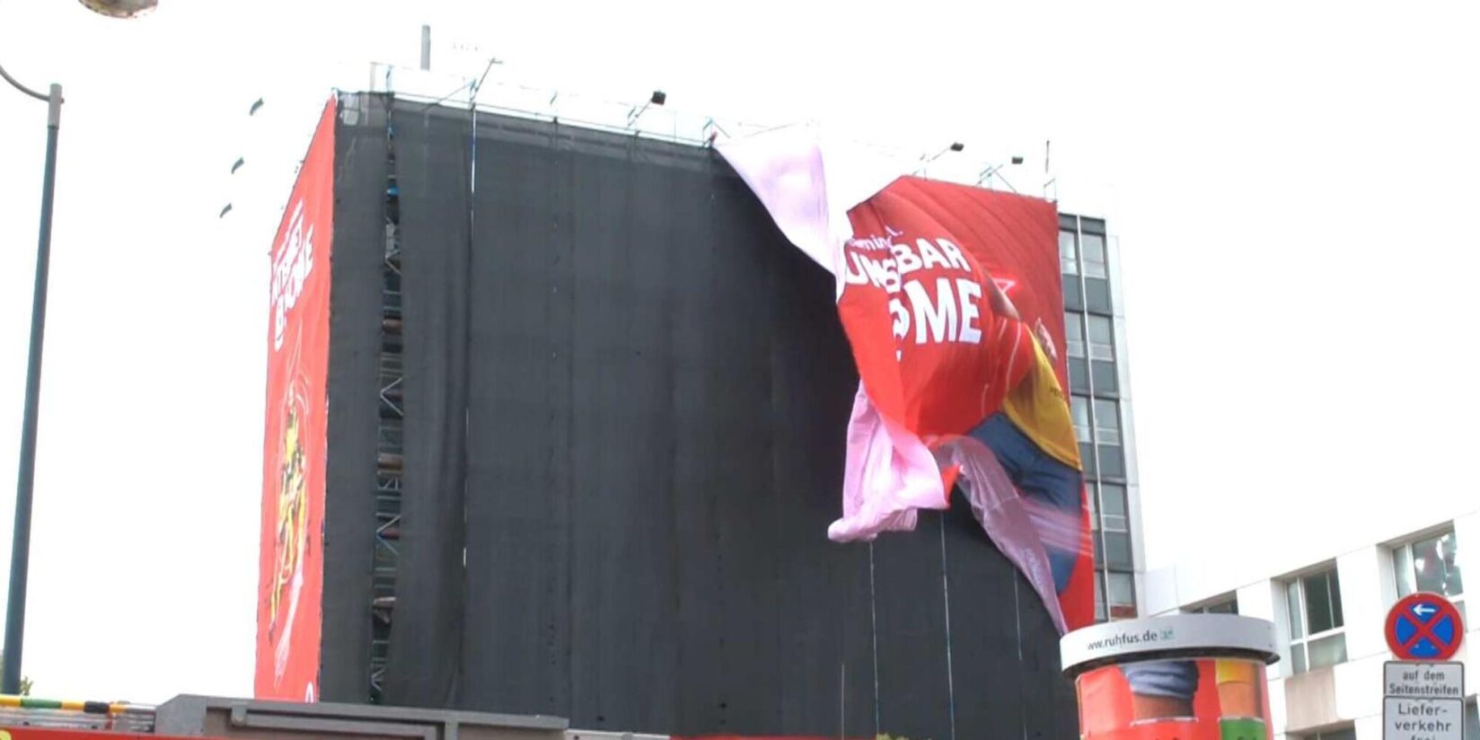 Sturmwarnung Dortmund: Werbeplakat am Hauptbahnhof abgerissen