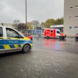 Vor dem Eingang des Berufkollegs sind am Morgen Fahrzeuge von Feuerwehr und Polizei zu sehen.