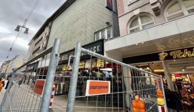 Schild hat Schraube locker Darum stehen Zäune auf dem Ostenhellweg in Dortmund