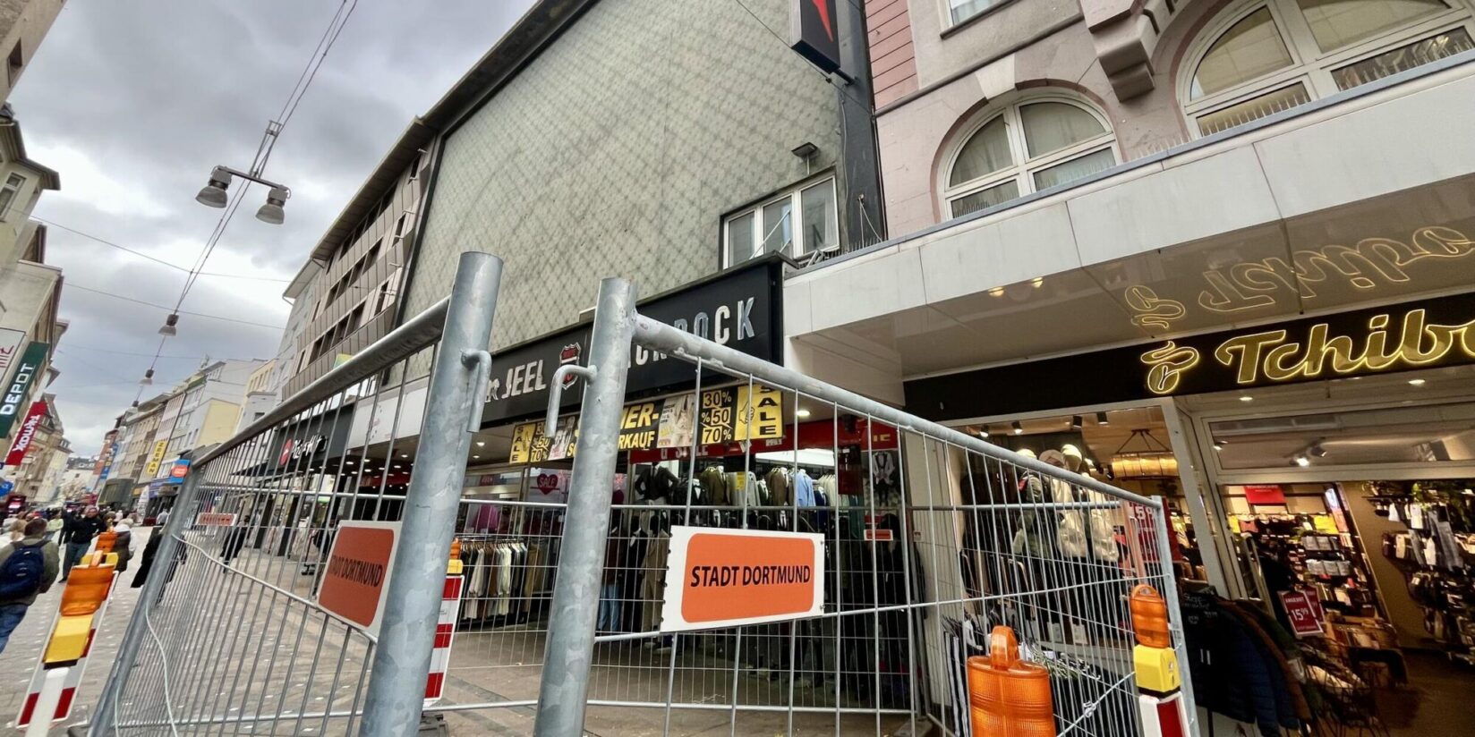 Schild hat Schraube locker Darum stehen Zäune auf dem Ostenhellweg in Dortmund