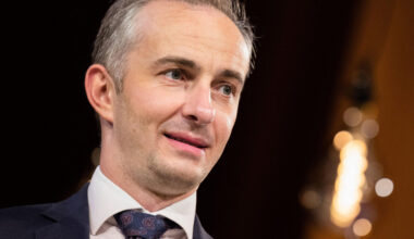 Jan Böhmermann kritisiert Polizei Dortmund wegen Tod von Mouhamed Dramé