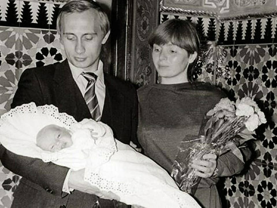 Russland, 1986 – der junge Wladimir Putin mit seiner Frau Ljudmila und seiner Tochter. 