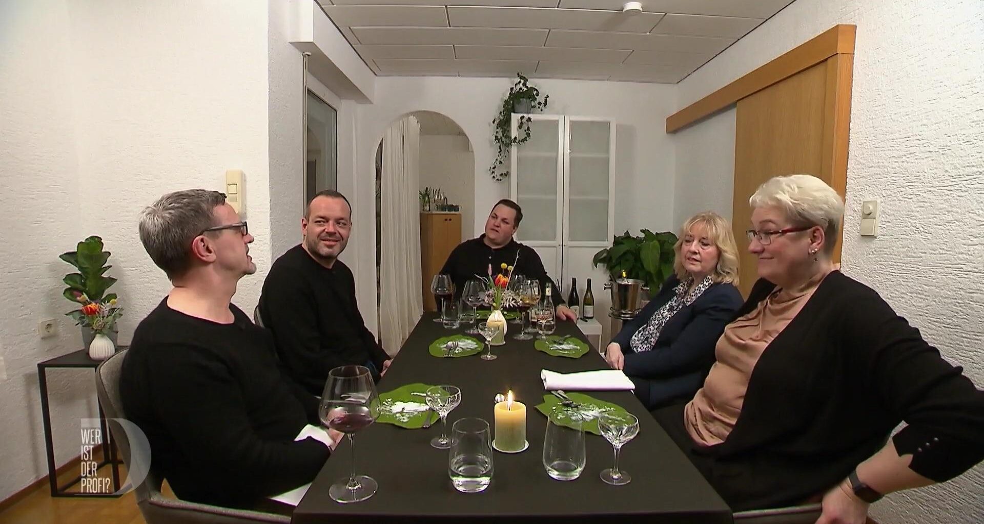 Enthüllung am Esstisch beim perfekten Dinner