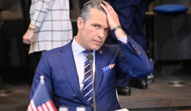 Riss in der Frontscheibe: Hegseths Flugzeug muss in Großbritannien notlanden