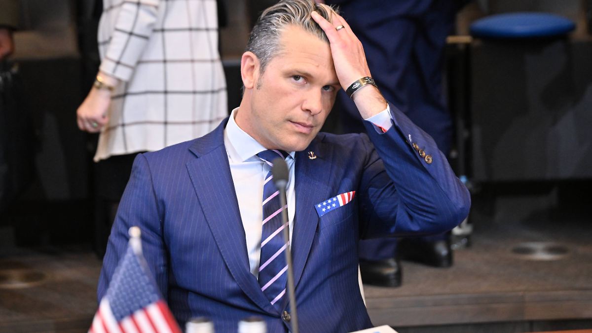 Riss in der Frontscheibe: Hegseths Flugzeug muss in Großbritannien notlanden