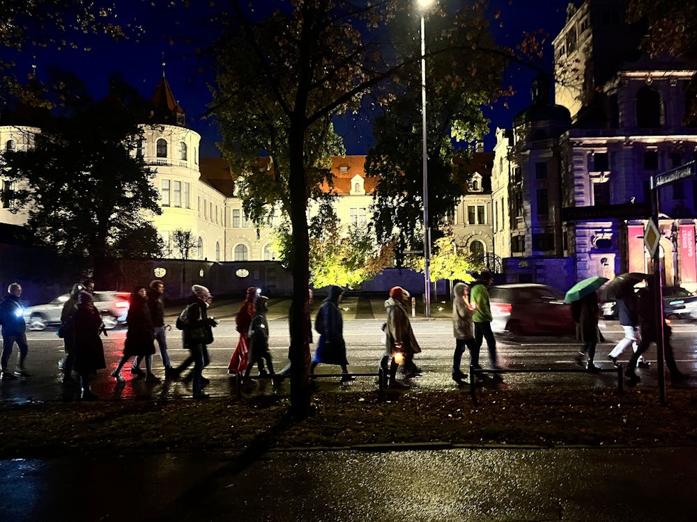 Schweigend zieht die Demonstration durch München.