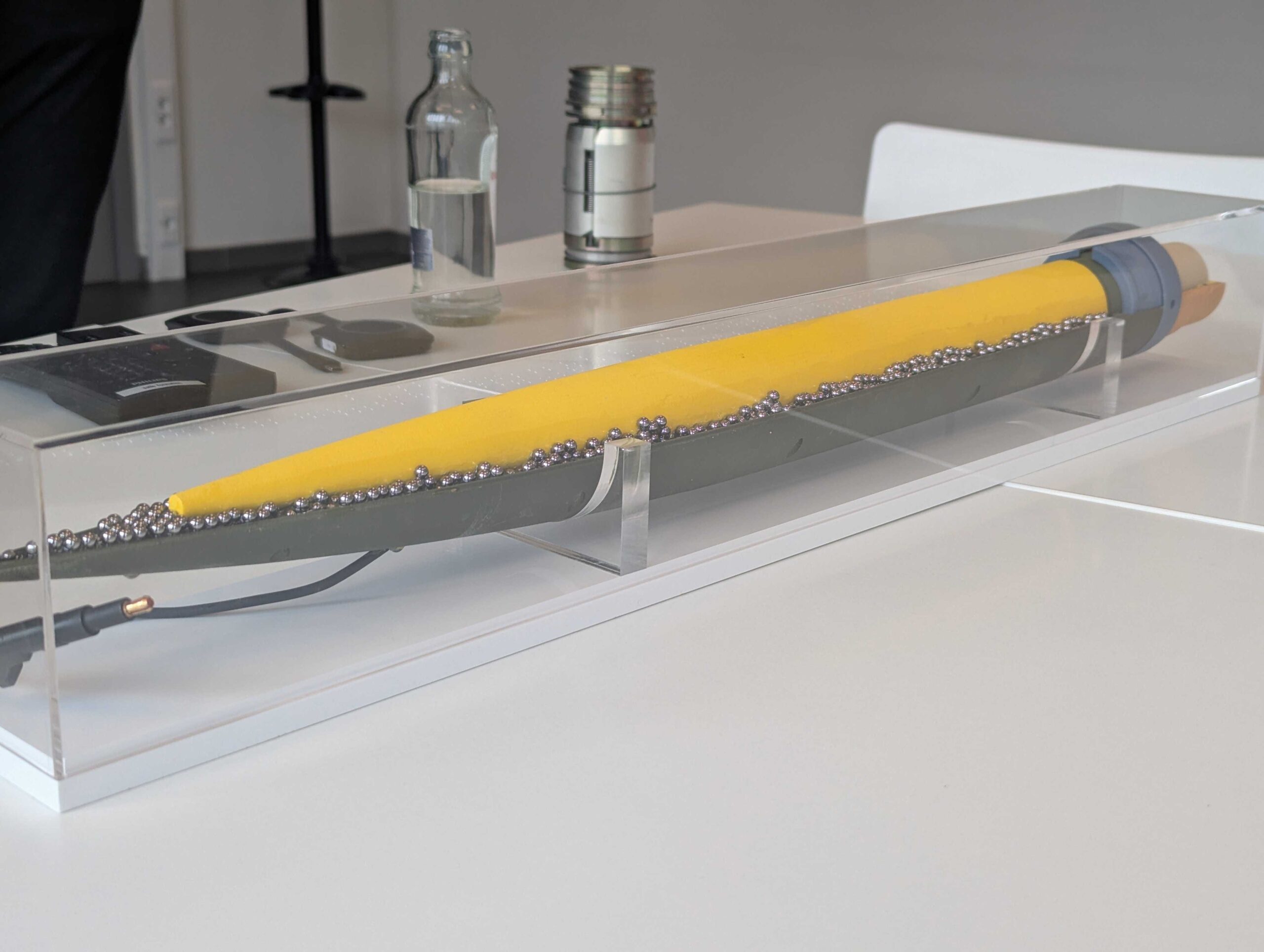 Dieses Modell des Sprengkopfes FZ123 zeigt, wie er mit kleinen Geschossen gefüllt ist, die in der Nähe des Ziels explodieren.