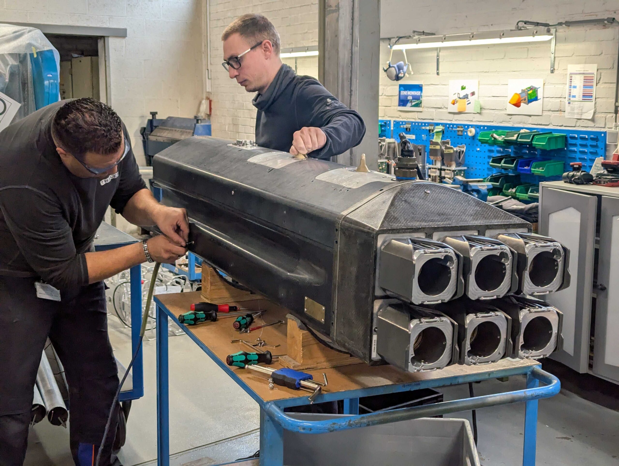 Mitarbeiter der Prototypenwerkstatt von Thales Belgium im Werk Herstal arbeiten an einem 70-mm-Raketenwerfer für den Eurocopter Tiger.