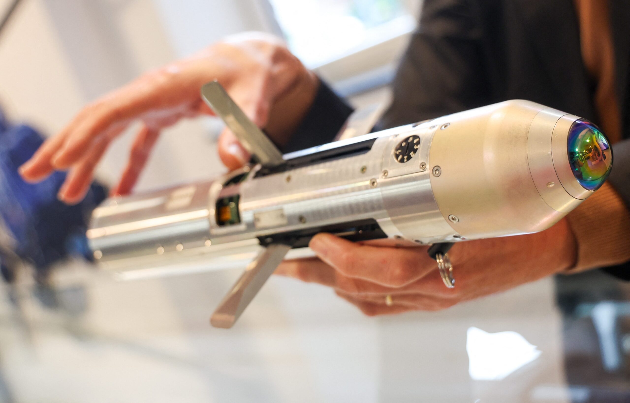 Die Lenkrakete verwendet Flügel, die sich ausfahren und die Munition während ihres Fluges in ihrer Drehung lenken.