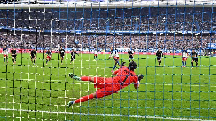 Königsdörffer vergab vom Elfmeterpunkt die größte HSV-Chance zum Ausgleich.