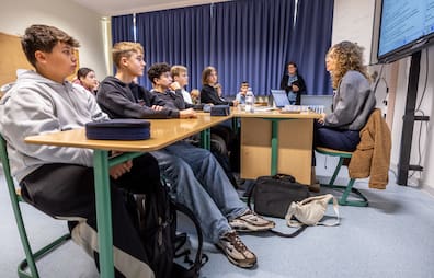 Am Gymnasium Wellingdorf haben die Schüler viele Fragen für die Journalistin vorbereitet.