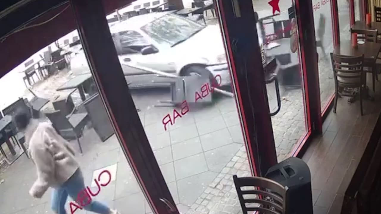 Rentner rast mitten in Köln mit dem Auto ins Restaurant | News