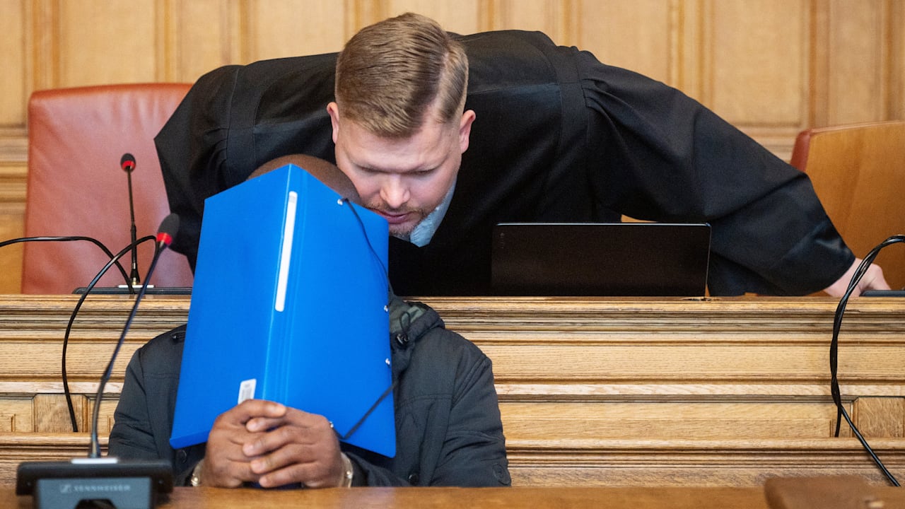 Messer-Attacke: Frau springt aus Fenster – querschnittsgelähmt | Regional