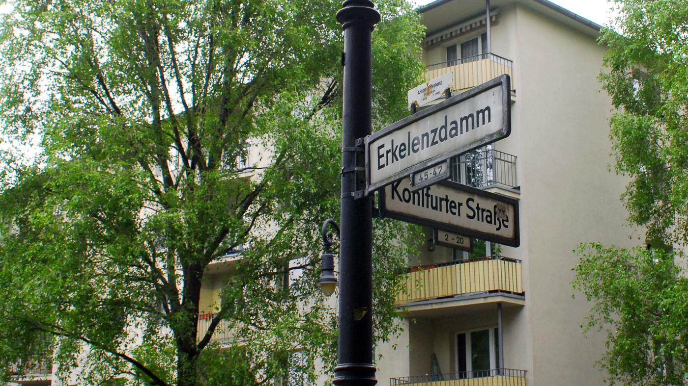 Drei Männer bewerfen Gruppe mit Steinen, verletzen Beamte und werden festgenommen