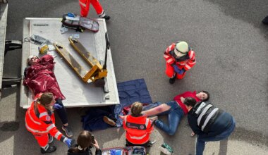 Große Rettungsübung mit Knalleffekten im Gewerbegebiet Riemerling-West - Landkreis München