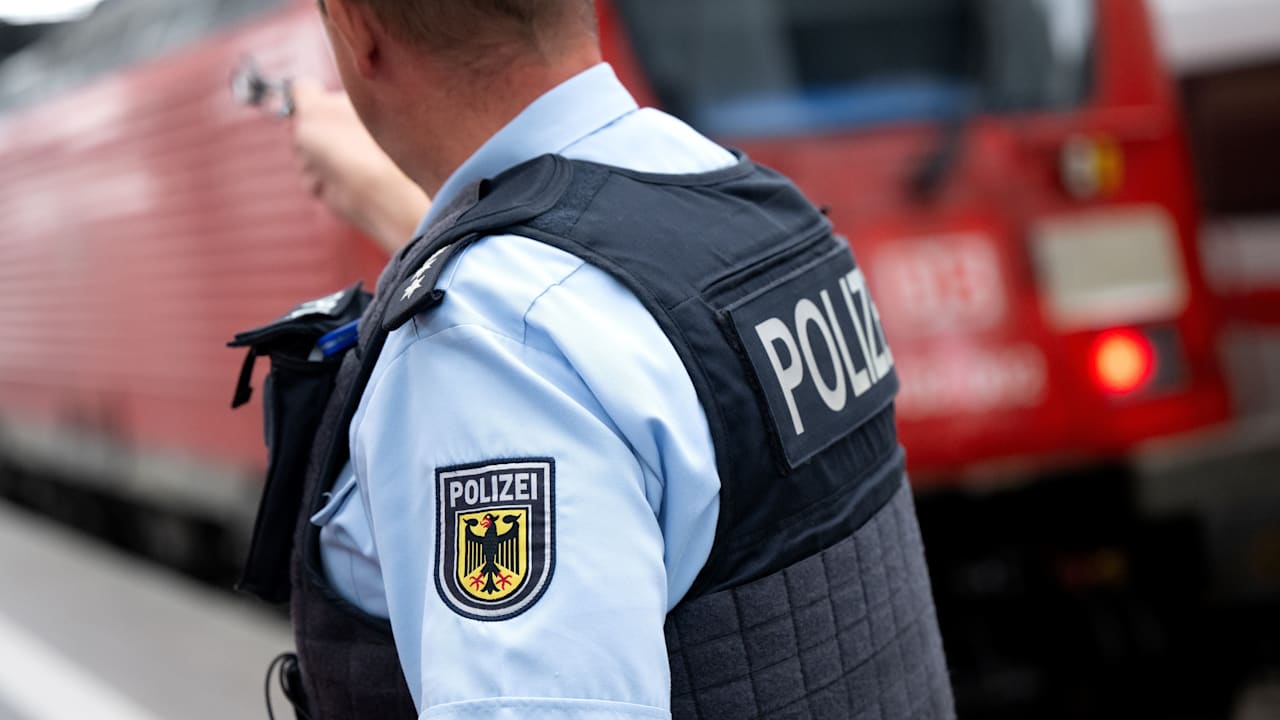 Berlin Bahnhof: Gewalt eskaliert, Polizei greift ein | Politik