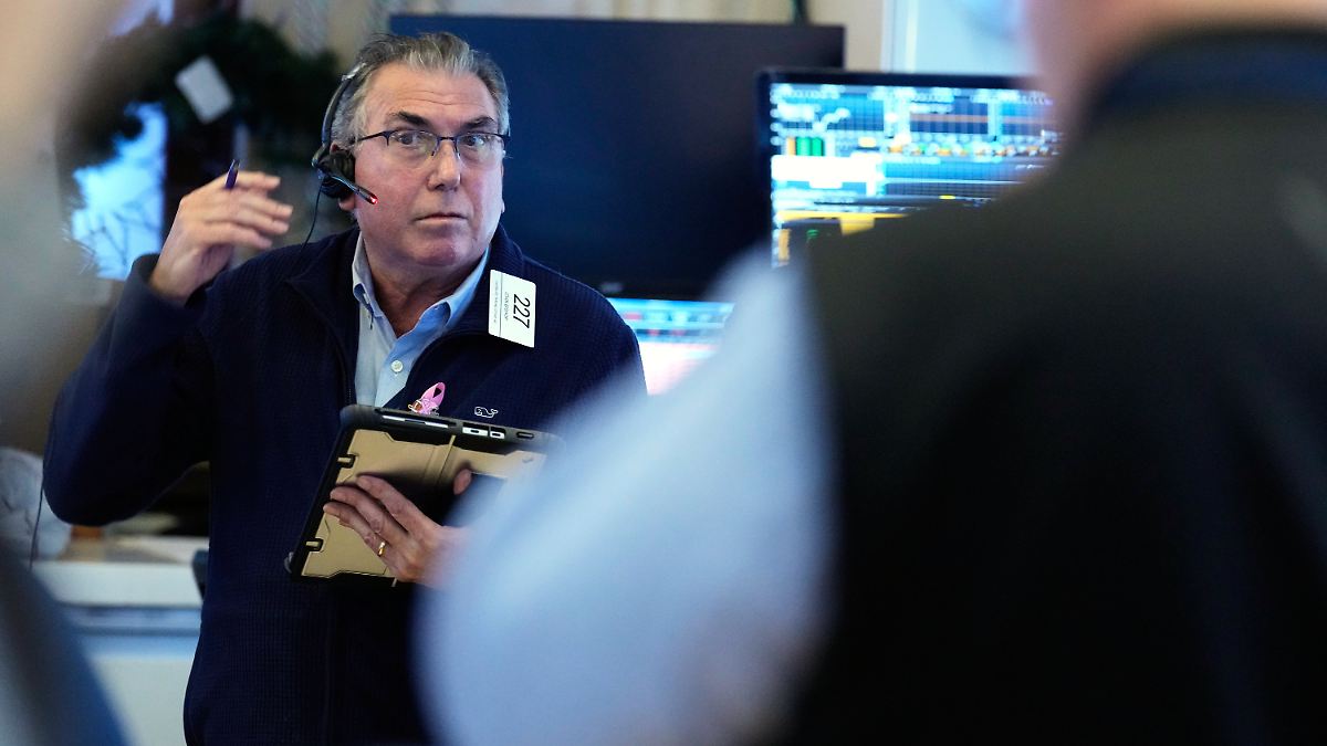 Gold knackt 4200-Dollar-Marke: Zinshoffnungen stützen Wall Street