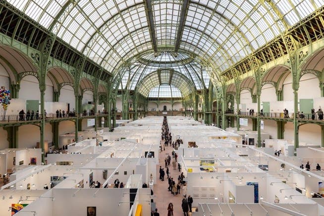 Tageslicht erhellt die Messestände unter der Glaskuppel des Grand Palais.