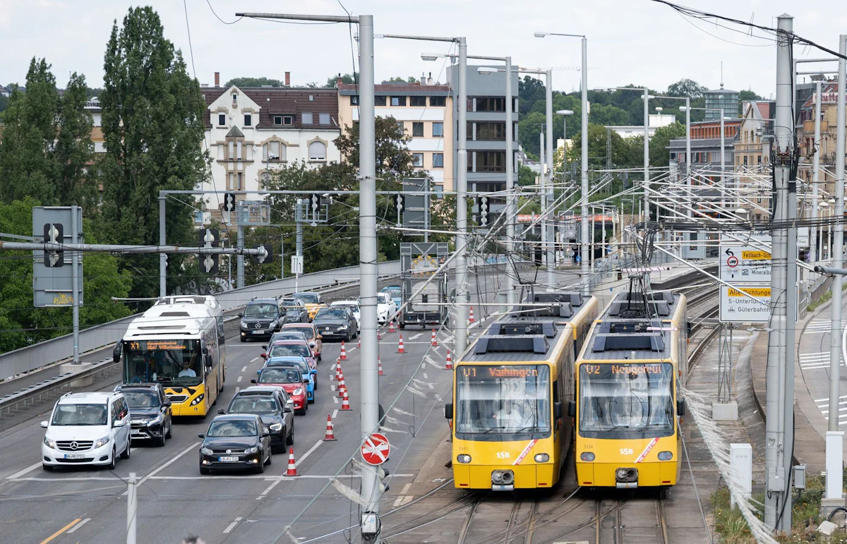 Unfall - Verbotenes Abbiegen – Auto kracht in Stuttgarter Stadtbahn - Wirtschaft