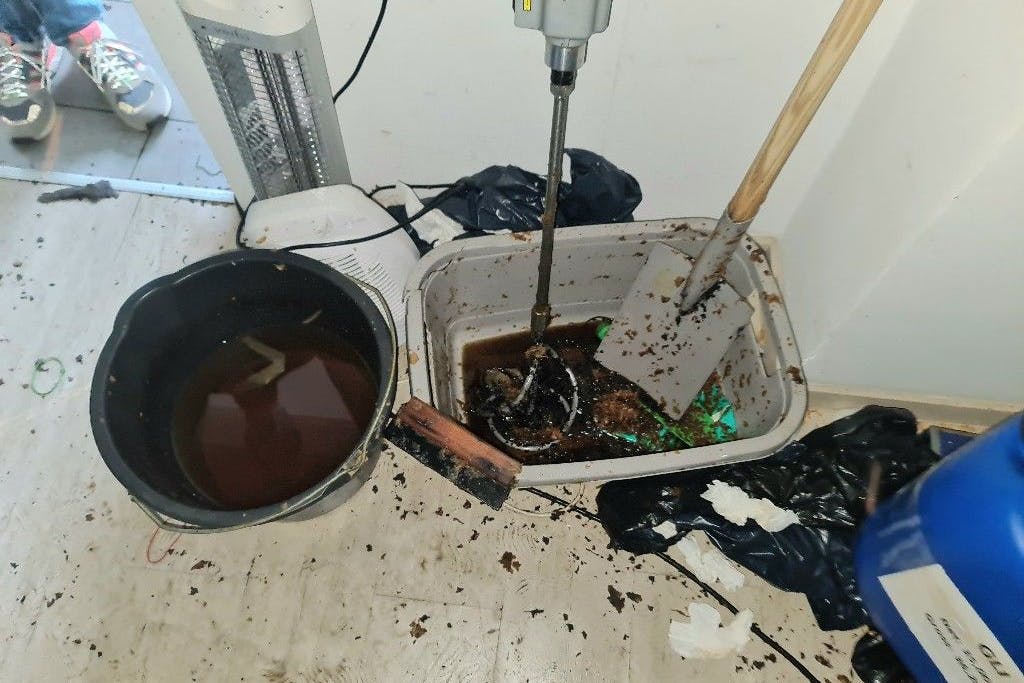 Aus solch einer Werkstatt kommt häufig der Tabak, der in manchen Shishabars teuer an Gäste verkauft wird.