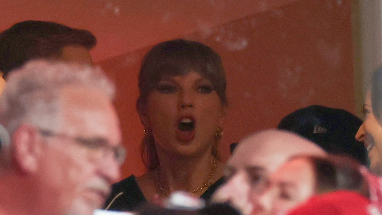 NFL: Taylor Swift sieht Chiefs-Gala und wilde Rangelei | Sport
