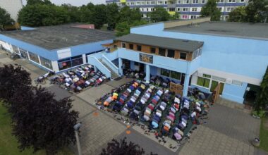 Betende Gläubige vor dem Islamischen Kulturcenter in Halle-Neustadt: Weil der Platz nicht ausreicht, wünscht die Islamische Gemeinde sich seit Jahren einen Neubau.
