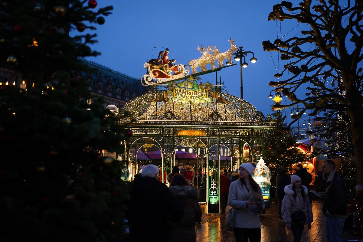 18.12.2023, Hamburg: Weihnachtlich leuchtet der Roncalli Weihnachtsmarkt auf dem Rathausmarkt in der Innenstadt. Foto: Marcus Brandt/dpa +++ dpa-Bildfunk +++
