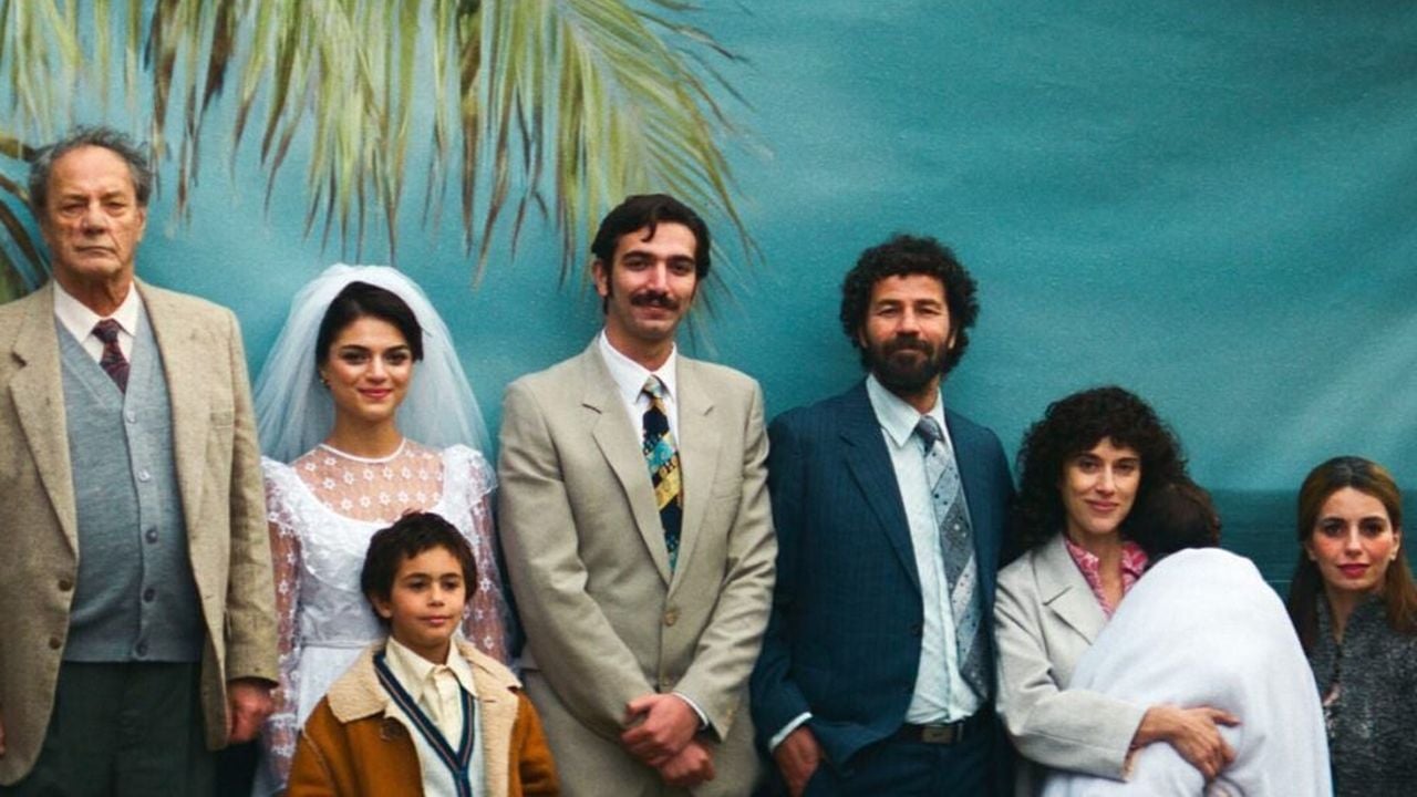 „Im Schatten des Orangenbaumes“ erzählt über mehr als sieben Jahrzehnte hinweg die Geschichte von drei Generationen einer Familie, die maßgeblich durch die anhaltende Besetzung des Westjordanlands geprägt wird.