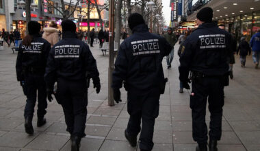 Polizei stellt Autofahrer ohne Führerschein und mit Waffen in Delmenhorst