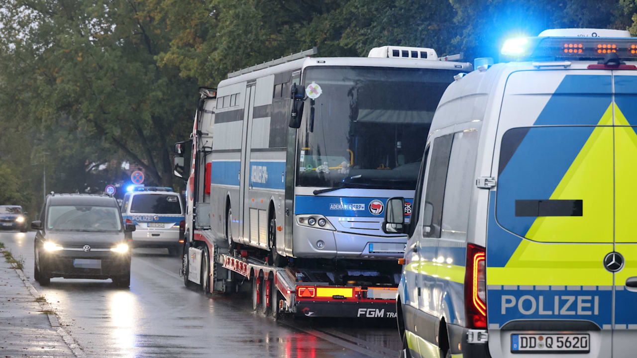 Ab nach Berlin: Hier holen sie den stillgelegten Adenauer-Bus | Politik