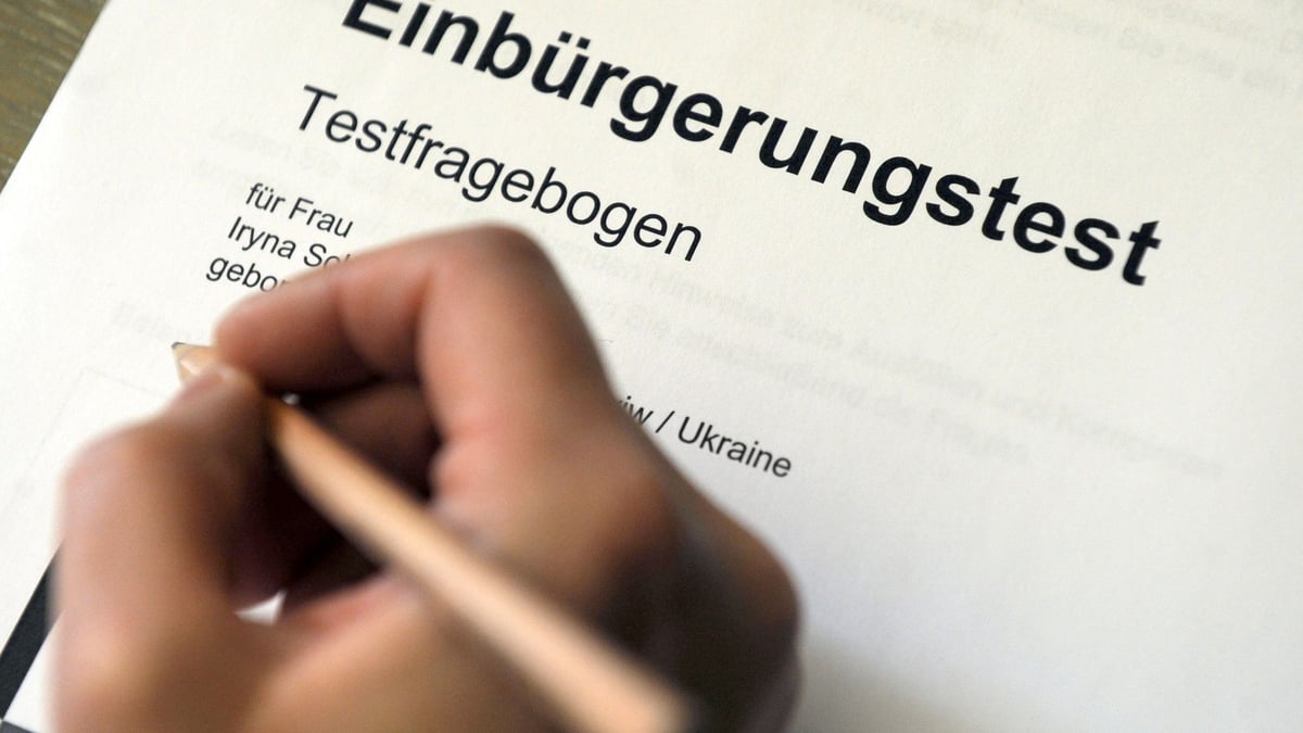 So werden Ausländer bei uns auch ohne Sprachkenntnisse eingebürgert