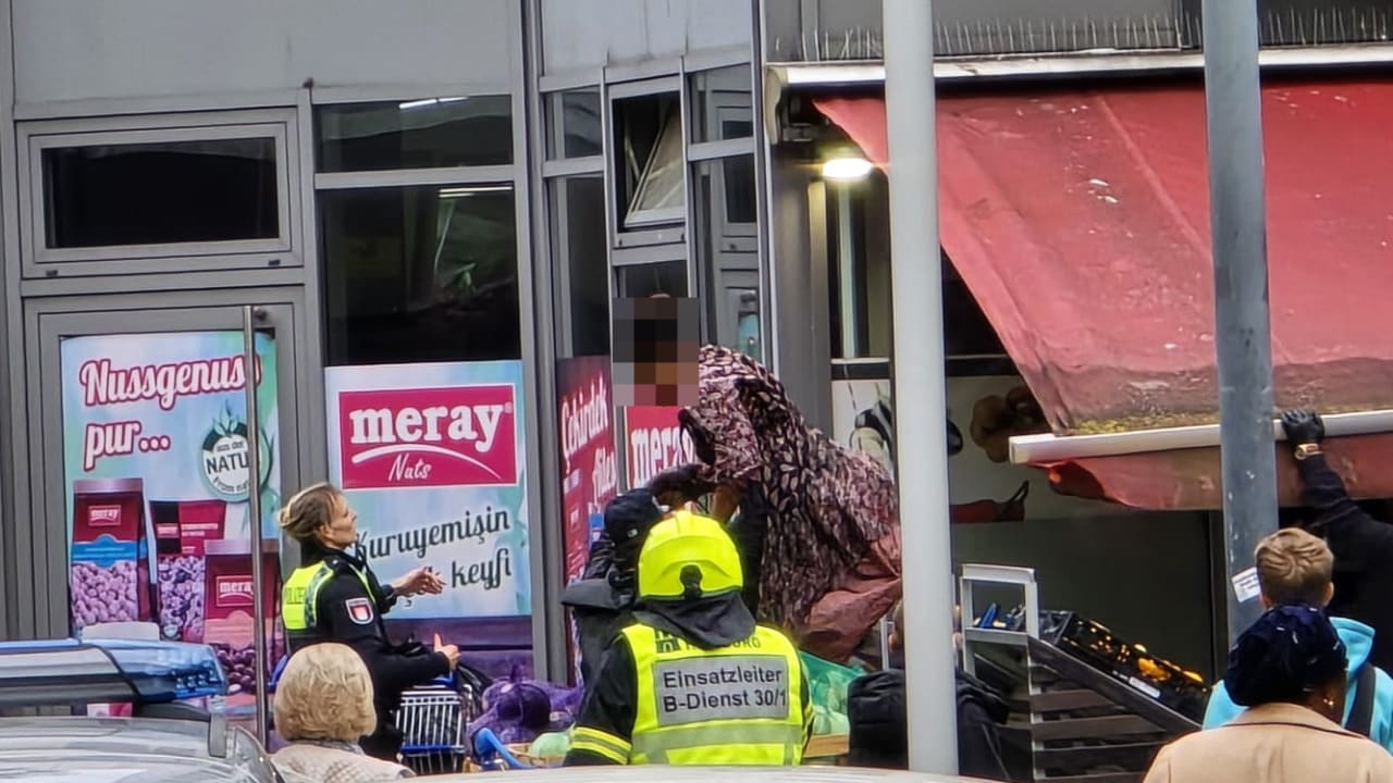 Hamburg: Frau springt in Gemüseladen und zieht sich aus | Regional