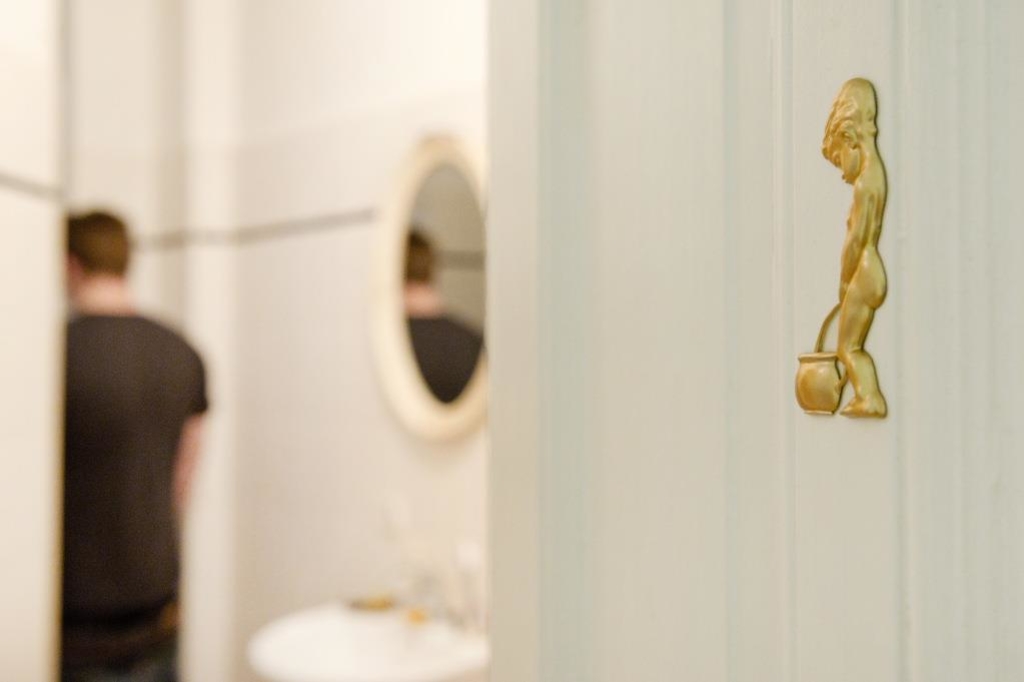 Exhibitionist entblößt sich in Nürnberger Toilette und spuckt Mann (45) ins Gesicht