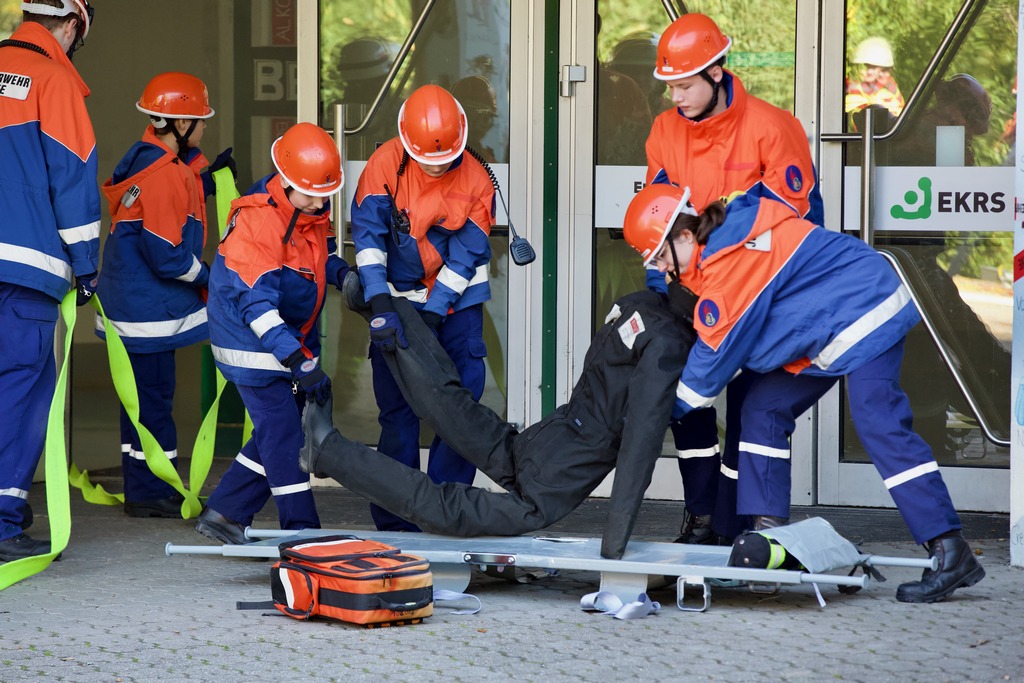 Feuerwehr-Nachwuchs übt am Schulzentrum | meinstutensee.de