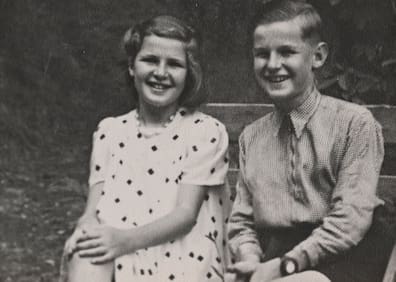 Foto von Renate Aris und ihrem Bruder, als sie noch Kinder waren und die Schrecken des Holocaust erleben mussten.