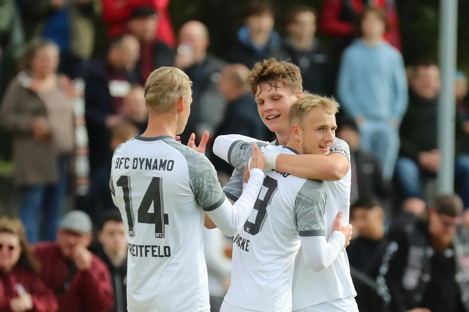 Die Dynamo Joey Breitfeld (l.) und Moritz Polte feiern das 1:0 von Willi Reincke (Mitte).