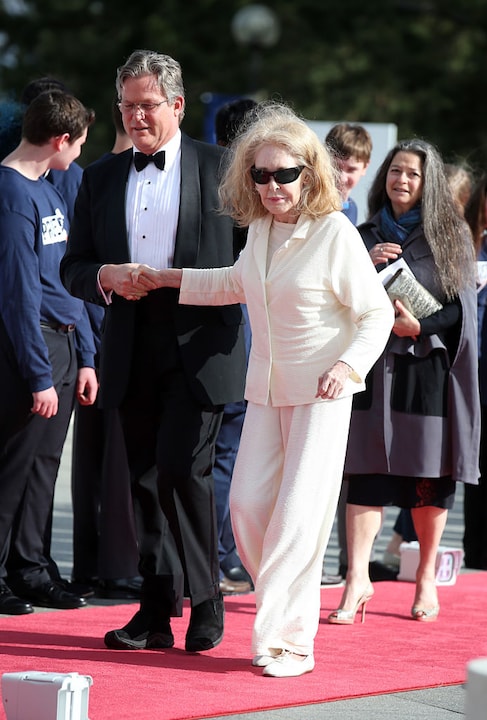 Einer ihrer letzten Auftritte: Joan Kennedy mit Sohn Ted Jr. auf dem Weg zu einer Preisverleihung in der JFK Library in Boston 2017. 