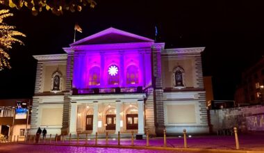 Die Oper erstrahlte am Samstagabend in kräftigen Pink.
